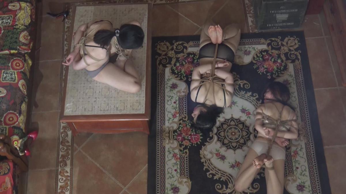 定拍转公映 新片 四集连续剧《人体控制器》 第四集 陈丽和她闺蜜把她朋友捆绑调戏，她们几个在客厅休息，来了一个女贼，女贼把她们全部迷昏驷马捆绑，她们结局怎么样请欣赏视频QQ342642509
