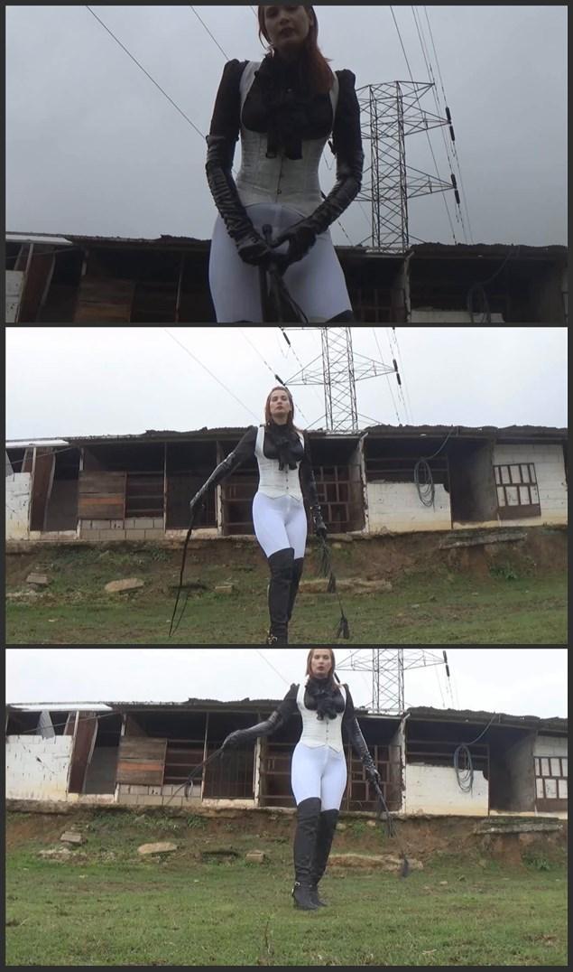 Joanna the Cruel Barn Mistress 残忍的谷仓女主人乔安娜<br><br>乔安娜正在监督她的谷仓奴隶的工作。像往常一样，他一直是一个完全不称职和懒惰的奴隶，所以今天，在这个奇妙的POV剪辑中，他的女主人将告诉他，为什么她被称为所有谷仓女主人中最残酷的人......<br><br>Joanna the Cruel Barn Mistress<br><br>Joanna is overseeing the work of her barn slave. As usual, he has been a total uncompetent and lazy slave, so today, in this fantastic POV CLIP, his Mistress will show him why she is known of the Cruelest of all the Barn Mistresses...<br><br>