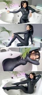 2023-02-17 Momoe in Black Shattered Glass Catsuit 攒了一年的Hiro Gato系列，这几天集中更一下，让大家久等了。<br>期间会刷屏，给大家造成的不便请谅解。<br><br>这个宝藏写真系列，懂的都懂，专拍 zentai   体操服   丝袜 的。<br>衣服材质是相当的棒。<br>拍摄的手法也很干净很清爽。<br>出镜的女孩们都超级赞。<br><br>强推Rei和Muay这两位模特。<br>Rei很甜很灵动，Rei的体操服 丝袜是一绝。<br>Muay很御身材好，Muay的zentai是一绝。<br><br>女孩们身穿各种丝滑的紧身衣物，或是摆出pose，或是随意扭动，或是抚摸自己。<br>每一部看完了都会让人觉得很舒服，越看越有味道。<br>清爽，赏心悦目的同时，又可以当成L管神片来用。<br>整个系列很具有收藏意义，欢迎大家挑喜欢的冲起。<br><br><br><br>说明：<br>这个系列的视频真的很难搞，今年比去年更难搞。大家且看且珍惜。<br>网站视频是加密嵌入的，要专门的下载器。<br>之前的下载器全都不好用了，找了好久才找到能用的下载器。<br>下载下来的视频又没有背景音乐，我又在保证画质无损的情况下，挨个视频剪辑加了背景音乐。<br>5分钟以下金币福利。<br>5-6分钟的全部1钻。<br>6分钟以上不超过2钻。<br>比去年是贵了点，但是这个系列真的基本不赚钱，纯白忙活，赚瓶可乐喝喝。<br>还请大家多多理解，多多支持，感激不尽。