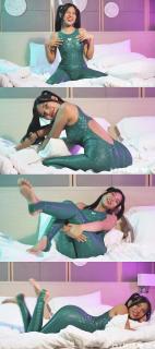 2023-02-28 Momoe in Shattered Glass Unitard 攒了一年的Hiro Gato系列，这几天集中更一下，让大家久等了。<br>期间会刷屏，给大家造成的不便请谅解。<br><br>这个宝藏写真系列，懂的都懂，专拍 zentai   体操服   丝袜 的。<br>衣服材质是相当的棒。<br>拍摄的手法也很干净很清爽。<br>出镜的女孩们都超级赞。<br><br>强推Rei和Muay这两位模特。<br>Rei很甜很灵动，Rei的体操服 丝袜是一绝。<br>Muay很御身材好，Muay的zentai是一绝。<br><br>女孩们身穿各种丝滑的紧身衣物，或是摆出pose，或是随意扭动，或是抚摸自己。<br>每一部看完了都会让人觉得很舒服，越看越有味道。<br>清爽，赏心悦目的同时，又可以当成L管神片来用。<br>整个系列很具有收藏意义，欢迎大家挑喜欢的冲起。<br><br><br><br>说明：<br>这个系列的视频真的很难搞，今年比去年更难搞。大家且看且珍惜。<br>网站视频是加密嵌入的，要专门的下载器。<br>之前的下载器全都不好用了，找了好久才找到能用的下载器。<br>下载下来的视频又没有背景音乐，我又在保证画质无损的情况下，挨个视频剪辑加了背景音乐。<br>5分钟以下金币福利。<br>5-6分钟的全部1钻。<br>6分钟以上不超过2钻。<br>比去年是贵了点，但是这个系列真的基本不赚钱，纯白忙活，赚瓶可乐喝喝。<br>还请大家多多理解，多多支持，感激不尽。