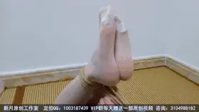 【佳怡工作室】【琳媚】新人妹妹JK ➕白丝 ➕白白嫩嫩的jiojio 被直臂驷并且戴上眼罩和胶带封嘴 最终扛不住向大叔求饶 【佳怡工作室】定拍视频QQ：1003187439 或者3451471253 【佳怡】<br>【出原味妹子】【佳怡】3451471253 【琳媚】2512774782可以和妹子本人直接交流<br>【音频小说定制】也是找上面的妹子们<br>【其他业务】约绑攻略有售以及本工作室正式启动会员优惠折扣方案，请有兴趣的同好加客服妹子Q：3104988182<br>【赞助方案】69赞助最少赠送10部视频，98赞助最少赠送20部视频，198赞助最少赠送50部视频，价格相当优惠~媚儿首次被直臂，你能想到这是一个新人自己想要追求的[X_X]吗？媚儿对这方面非常感兴趣，用缠着哥哥看tj视频并且体验。哥哥说，要让她知道害怕，于是忽悠媚儿把手伸直，给她绑了直臂，还不够，“趴下。”媚儿很听话，照做了。哥哥用手把媚儿的脚网里一勾，好家伙。直臂➕驷马，看这个新人怎么遭得住。没过多久，“啊，好紧啊，好疼。”媚儿一边抱怨着，一边扭动着身体，似乎想靠自己挣脱，太天真了。看着这小巧玲珑的身姿在眼前晃动着，身穿jk白丝，再加上这细致白嫩的jiojio，邪恶的想法涌上心头。可怜的媚儿，就这样被绑在房里，手脚酥麻的她已经泪水汪汪，弱小无助的苦苦哀求，她摇啊，幌啊，喊啊，我真是太喜欢她楚楚可怜的样子了！