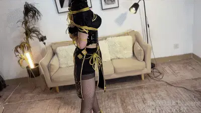 【RLL新模泽楼试镜】cosplay宁红夜拘束  RLL新模泽楼试镜 cosplay宁红夜拘束<br>模特泽楼cos宁红夜进行拘束，胸缚后手缚，然后开腿绑在沙发上鞭打，泽楼非常耐打，打出淤青了也只是小声哼哼（介意勿入）<br>正片包含束缚过程和放置双视角<br>更多影片/定拍咨询/另找南宁绳模合作 企鹅1832307337<br><span style='color:#b0b0b0;'>[隐藏文字，购买后可见]</span>