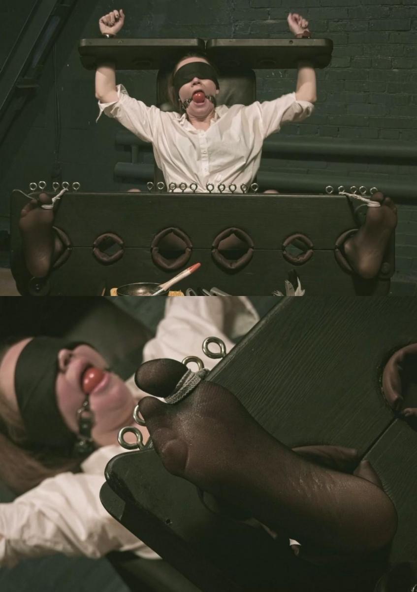 Agent Dina in a trap - Nylon foot tickling in stocks (FULL HD MP4) 迪娜潜入了他的巢穴，并在幻象中看到可怜的女孩们是如何逃脱挠痒痒的。 是的，就是这个地方，迪娜想着，继续探索黑暗的房间，里面摆满了大量的BDSM设备和道具。 只有一件事迪娜忽略了。 如果找到挑剔者的巢穴并不受干扰地进入它是如此容易，为什么以前没有人找到对他不利的证据？<br><br>一只手落在经纪人的肩膀上，有人站在她身后，她感觉到是他……她该怎么办？ 定格等待他的下一步行动还是挣扎着逃跑？ 迪娜猛地一跳，挠痒痒的人的手像蛇一样夹住她的嘴，一秒钟后，她被拖到地板上的某个地方。 这是迪娜的错误...<br><br>她发现自己被固定在 X 坐姿的长凳上。 她嘴里含着球塞，眼睛上蒙着眼罩，没有穿鞋的腿上穿着几乎半透明的黑色长袜，大脚趾被绑在袜子上。 她不必一个人在房间里待太久，因为挑剔的人已经在那里了。 他开始用挠痒痒的方式折磨戴娜穿着丝袜的敏感脚，享受她的呜咽和大笑，同时还在她的脚底上涂油和使用不同的装置。<br>享受！Dina infiltrates his lair and experiences visions in which she sees how the poor girls couldn't escape from tickling. Yes, this is the very place, Dina thought, and continued exploring the dark room, filled with a large number of BDSM devices and props. There was only one thing Dina overlooked. If it was so easy to find the tickler's lair and enter it undisturbed, why hasn't anyone found evidence against him before?<br><br>A hand descends on the agent's shoulder, someone stands behind her, and she senses that it's him... What should she do? Freeze and wait for his next move or struggle in the hope of escaping? Dina jerks, and the tickler's hand clamps her mouth like a snake, and a second later, she is dragged somewhere along the floor. It was Dina's mistake...<br><br>She finds herself bound to a bench in a seated X position. She has a ballgag in her mouth, a blindfold over her eyes, and black, barely translucent stockings on her legs withot shoes, her big toes are tied to the stocks. She doesn't have to be alone in the room for long, as the tickler is already there. He begins to torment Dina's sensitive feet in stockings with tickling, enjoying her whimpering and laughing, while also applying oil and using different devices on her soles.