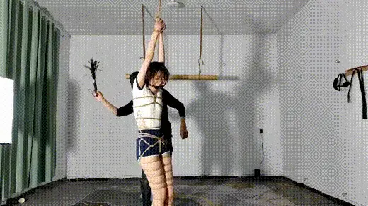 女大学生孩直立捆绑 女大学生体验绳艺捆绑，双手高高吊起，美丽双腿紧紧束缚，股绳勒紧，大号口球堵嘴，流口水，鞭打，挠痒，放置等。视频解压密码：sg456  。<br>本店提供绳艺捆绑模特服务，体验女绳师捆绑服务，体验长时间囚禁服务，绳艺教学培训，绳艺交流会，场地出租，专业麻绳销售，原创视频套图销售，作品私人订制，模特原味丝袜出售等，另外本店招募同好合作伙伴。微信Blue152535(焦糖）QQ：1817187083（焦糖）