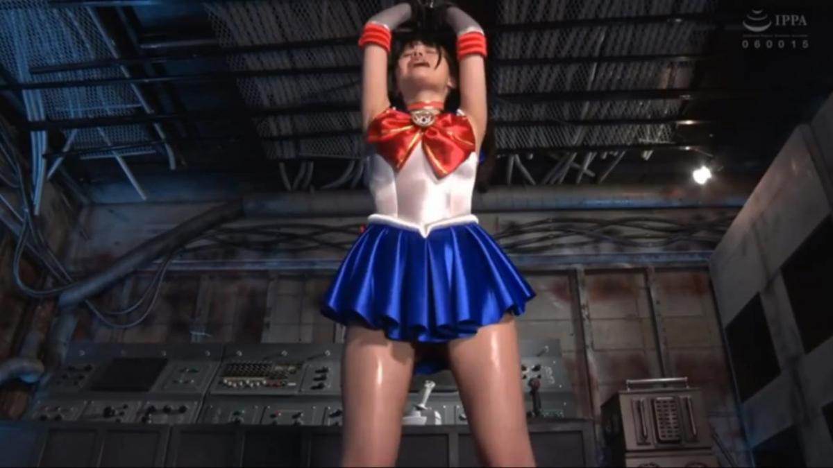 美少女戦士セーラーメーネ Night Empire的Youma Schema是个敏锐的人，擅长谋划战略，但战略缺乏具体性，Sailor Mene击败了她控制下的恶魔并逃脱了。发誓要报仇雪恨的斯图玛打算打败水手梅内，并窃取她的能量进行进化。Schema 智取了 Sailor Mene，Sailor Mene 智取了 Schema，并在陷阱中俘虏了她。？而那个第一次玷污她的图式，已经进化成了一个怪物般的身影！即使当他试图窃取更多能量时，他也会让水手梅内逃脱。为了解决自己能量制造的怪物，水手梅内发誓要与斯图玛再次战斗…… [坏结局]<br>内容包括：美少女战士 女英雄 捆绑 吊缚 调教 陷阱 折磨 败北 揉胸 抚摸 gc 掰腿 流汗 舔<br><span style='color:#b0b0b0;'>[隐藏文字，购买后可见]</span><br>出演女優紺野みいな<br>ナイトエンパイアの妖魔スキーマは作戦立案が得意な切れ者でありながらその作戦は具体性を欠き、セーラーメーネに配下の妖魔を倒され逃走する。復讐を誓うスキーマはセーラーメーネを倒し、そのエナジーを奪って進化することを企むのだった。スキーマの裏をかいたセーラーメーネのさらに裏をかき、罠にはめて捕らえたスキーマは彼女の体を性的に責めながらエナジーを奪っていく！？そして彼女の初めてを奪って汚したスキーマは怪物のような姿へと進化！さらにエナジーを奪おうとするもセーラーメーネに逃走を許してしまう。自らのエナジーが生み出した怪物と決着をつけるためセーラーメーネは再びスキーマと戦うことを誓う…。[BAD END]