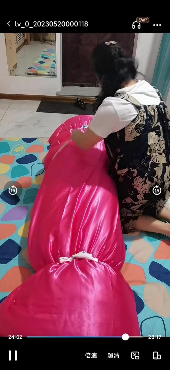 黑色木乃伊被美女棉被包裹 黑色木乃伊奴被美女包裹捆绑，多层棉被让他苦不堪言！闷叫声越来越小。。。<br>几乎免费分享给大家。可以订制你想看的视频，私信我我安排！