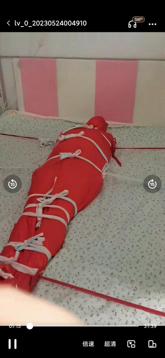 关小黑屋的木乃伊还要被包裹 关了一天的小黑屋，晚上回来还要被美女多层棉被包裹，压根就没有给好好呼吸的时间！都快闷死了