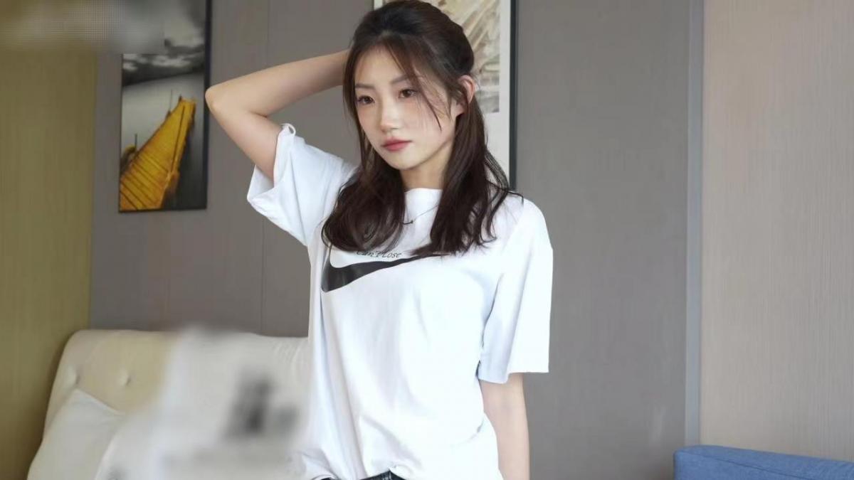 袜啵啵220期：小沫-两双板鞋、短肉丝（脚尖加固款）、裸足 袜啵啵220期：小沫-两双板鞋、短肉丝（脚尖加固款）、裸足<br>原创作者：袜啵啵<br>可爱模特小沫穿着两双帆布鞋搭配短肉丝展示美足美腿，视屏还包含裸足展示