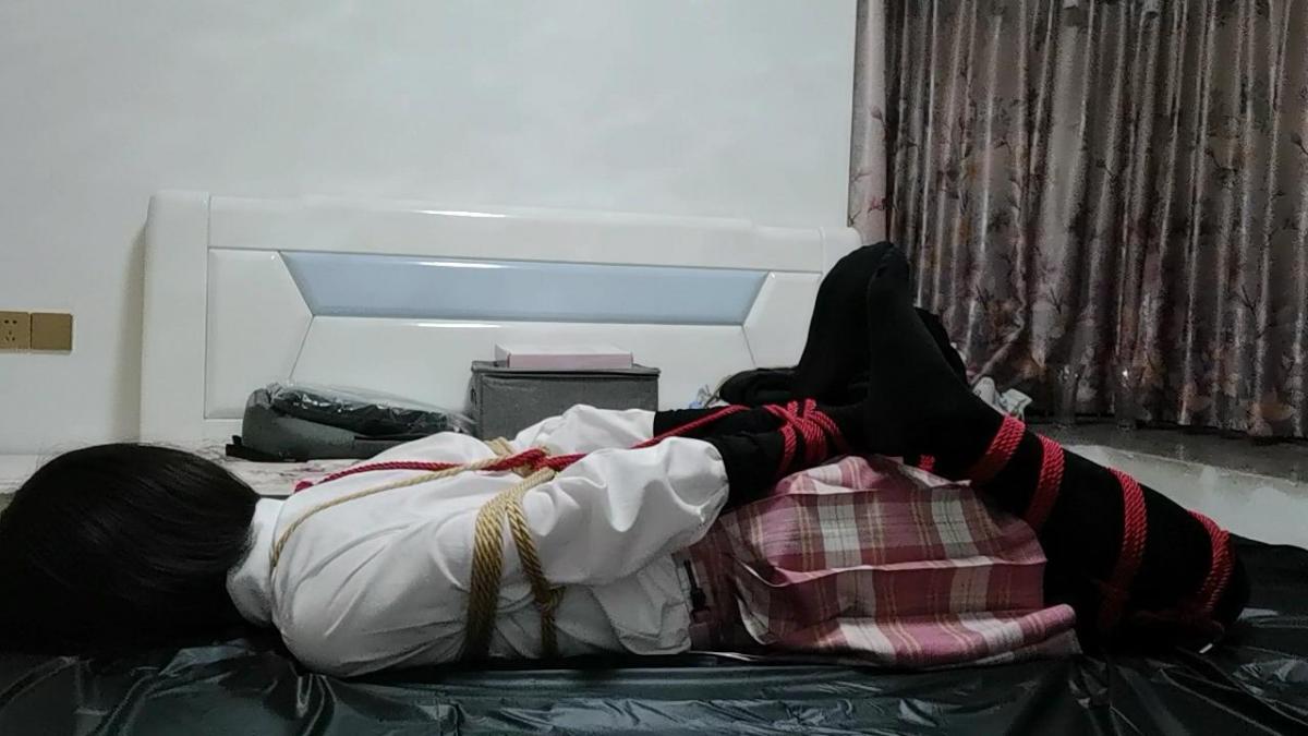 小璇的自缚-后手折腿挣扎 折腿kb的一点小练习，绑后手的时候手上套了袜子，好像有点没整理好绳子，要在改进改进了QAQ。<br>这里是璇云小屋：297266673。欢迎小伙伴加入<br>