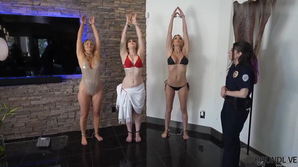 Pinkcuffs Yoga Lo Valentine 领导一个粉红手铐瑜伽课，她的学生在做姿势和动作时被戴上手铐和脚铐。 Mia Brooks 警官在那里为学生和老师正确戴上手铐和脚铐。 快来看课！Lo Valentine leads a pinkcuffs yoga class where her students are handcuffed and shackled while doing the poses and moves. Officer Mia Brooks is there to properly apply the handcuffs and shackles to both students and teacher. Come watch the class!