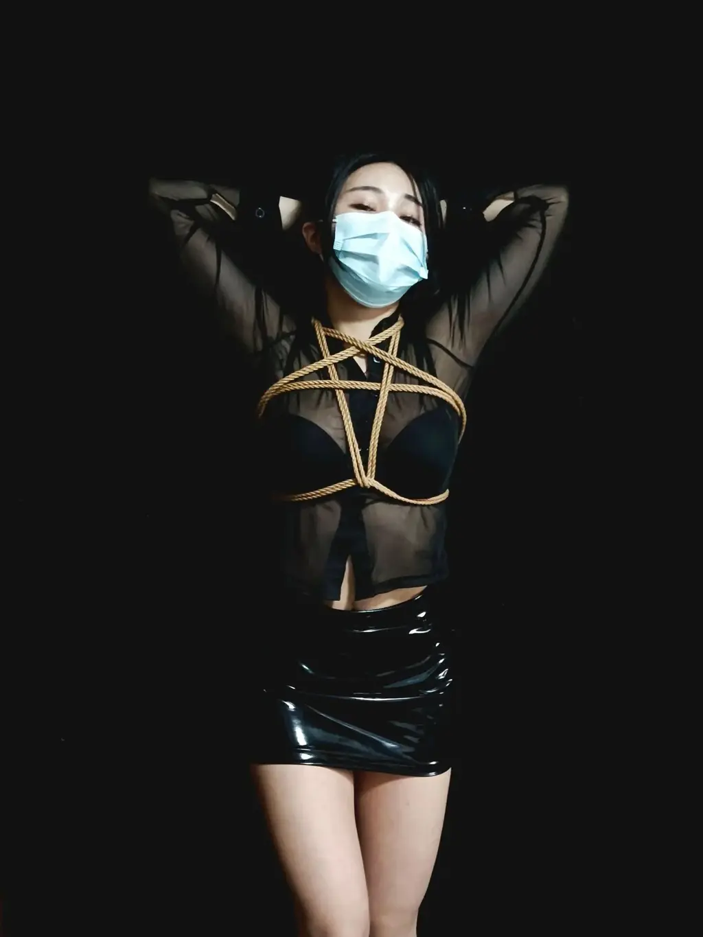 傲娇女业主笑笑调教记{剧情片}第一集 傲娇女业主笑笑，为难上门送货的快递员结果被对方报复，被快递员入门强制调教，为了让这个傲慢的女人彻底沦为主人的玩具，主人拿起马鞭对母狗的屁股进行不停的鞭挞，在阵阵涌来[X_X]中，不断发出羞耻的声音，修长的双腿也在不断地颤抖，来自灵魂深处的阵阵战栗 ，不断地冲击着笑笑最后的防线，被主人捆绑所带来的羞耻感和快乐，已经让笑笑无法自拔最终沦为主人的专属母狗。<br>------------------------<br>----------------------------<br>---------------------------------<br>御仙工作室出品  联系方式：1796426163  接约拍，定拍，绳艺体验，调教室租赁等
