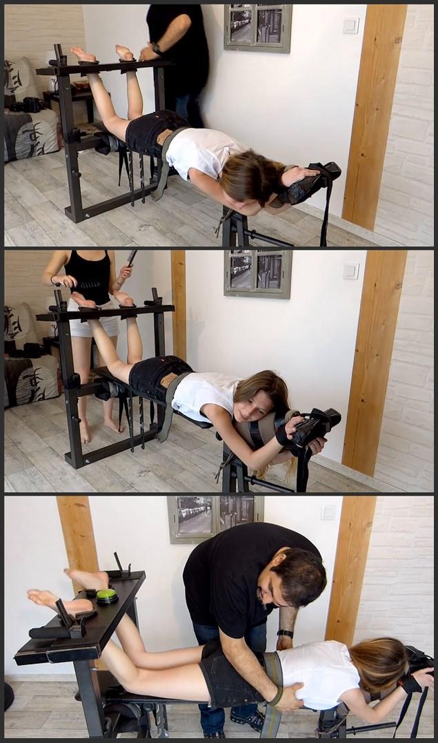 AIKA GETS HER REVENGE ON HER TICKLISH FRIEND MAIWEN - HD 爱卡报复她的痒痒的朋友Maiwen - HD<br><br>现在是爱卡对她那迷人的、怕痒的朋友进行报复的时候了。<br>像往常一样，FT Tickler在开始时向她展示了一些技巧，他让这个女孩<br>与Maiwen一起玩耍。<br>挠痒师和爱卡交替进行，尽可能给无助的金发女郎以最好的惩罚。<br>马伊文是一个很好的女孩，她的痒感很好，就像爱卡一样，你会在她的脸上看到她是如何真的<br>在她的脸上，你会看到她是如何忍受痒痒的体验。<br>Aika和Maiwen真的是一个奇妙的组合，毫不留情地挠他们的痒是如此有趣。<br><br><br><br>AIKA GETS HER REVENGE ON HER TICKLISH FRIEND MAIWEN - HD<br><br>This is now time for Aika to get her revenge on her charming and ticklish friend.<br>As usual the FT Tickler shows her some techniques at the beginning and he lets the girl<br>to have fun with Maiwen.<br>The Tickler and Aika alternate regulary to give the best punishment as possible to the helpless blond.<br>Maiwen is a nice girl with a delicious ticklishness and like Aika you'll see on her face how she really<br>suffers her tickling experience.<br>Aika and Maiwen are really a fantastic duo and it was so fun to tickle them without mercy.<br><br><br>( ps:ft )<br><br>