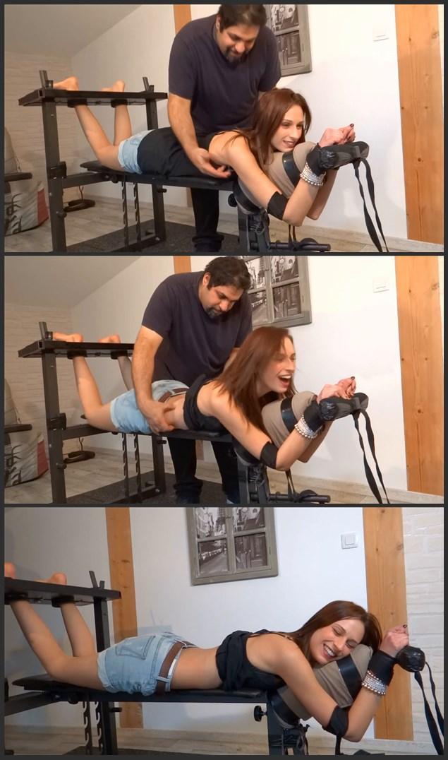 LENORA IS AS TICKLISH AS SHE IS BEAUTIFUL ON THE DEVICE - HD LENORA在设备上的痒感和她的美丽 - HD<br><br>绝对华丽和极度怕痒的Lenora回来了，她被固定在设备上，接受无情的全身搔痒惩罚。莱诺拉是一个梦想，因为这个女孩像她一样怕痒，她是美丽的，她的宏伟的脚只是完美。在这种新情况下，她根本无法动弹，她所有最怕痒的地方都完全无助和脆弱。这个幸运的家伙给她的肋骨、侧面、腹部、腋下、腿部和她的超级怕痒的脚挠痒。这个片段有40%的上半身和60%的脚部搔痒，你会喜欢看这个美女在她柔软的痒痒的皮肤上的悲惨的手指乐趣中爆发出的愚蠢。<br><br>LENORA IS AS TICKLISH AS SHE IS BEAUTIFUL ON THE DEVICE - HD<br><br>The absolutely gorgeous and extremely ticklish Lenora is back and immobilized on the device for a merciless full body tickling punishment. Lenora is a dream because this girl is as ticklish as she is beautiful and her magnificent feet just perfect. She can't move at all in this new situation and all her most ticklish spots are totally helpless and vulnerable. The lucky guy tickles her ribs, sides, belly, underarms, legs and her super ticklish feet of course. This clip is 40% upperbody and 60% feet tickling and you'll love to watch this beauty explode silly as the sadistical fingers fun on her soft ticklish skin.<br><br><br>( ps:ft )<br><br>