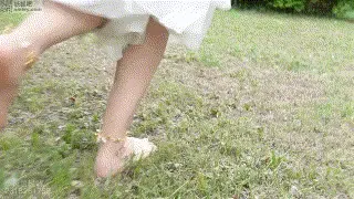 《树屋轻调》网友定拍，古风少女灵灵正在草地上悠闲的散步看书，突然被蒙面人迷晕，然后带到酒店各种玩弄输出 《树屋轻调》网友定拍，古风少女灵灵正在草地上悠闲的散步看书，突然被蒙面人迷晕，然后带到酒店各种玩弄输出