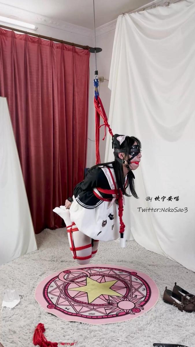 [坎喵]绝望的自缚-白丝lolita后手直臂折腿悬吊 哈喽，这里是坎喵，是个努力想要变可爱的男孩子~<br>继续自缚~依旧是熟悉的胯吊 上身吊 后手直臂，腿部选用了折腿，然后用绳子拉住马具口球强迫抬头，服装换成了lolita 白丝裤袜<br>相比起直腿悬吊，折腿/驷马带来的恐惧感更加强烈~以至于起吊的时候明明没有吊很高却给我一种已经离地很高的错觉~而且在空中对自己身体的控制能力更低了，完全没有办法通过摆腿的方式来对抗旋转~<br>前48分钟为完整的自缚和起吊过程，后面为两个机位分别的完整吊缚过程，最后包含了脱缚过程，希望大家喜欢~<br>网盘传源文件会挂，所以传了压缩包，如果可以尽量用林子的保管库下载吧<br>另外推特和林子同名，ID @NekoSao3，会不定时更新瑟图和小视频，欢迎关注~<br>随缘接定拍，有需求的客官可以林子站内信或推特私信联系~<br><span style='color:#b0b0b0;'>[隐藏文字，购买后可见]</span>