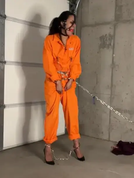 Taken Prisoner 穿着橙色连身裤，将自己锁在永久囚禁中。 Drea 嘴里叼着一个大的[X_X]背带，紧紧的[X_X]夹，手铐，还有一条大链子把她固定在墙上，Drea 想知道她会遇到什么……dressed in and orange jumpsuit, and is made to lock herself into permanent captivity. With a big ballgag harness in her mouth, tight nipple clamps, cuffs, and a big chain attaching her to the wall, Drea is left to wonder what might be in store for her...
