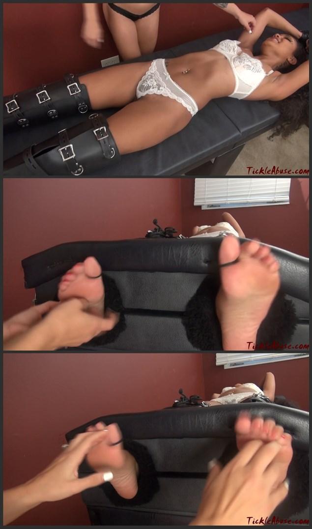 Sexy Honey Racked 性感甜心上架了<br> <br>性感的Ebony Honey回来了，而且看起来比以前更性感。纳奥米把她放在架子上，并肯定比以前更多地惩罚她的性感身体。她找到了她所有的痒点，而Honey的笑声也是性感至极。<br><br><br>Sexy Honey Racked<br> <br>Sexy Ebony Honey is back and looking sexier than ever. Naomi has her in the rack and definitely punishes her sexy body more than she ever has before. She finds all of her ticklish spots and Honey's laugh is just sexy as hell.<br><br>
