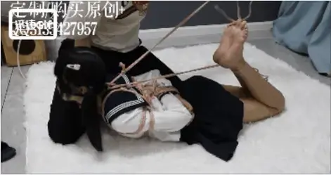 【咕咕0617】双马尾JK雌小鬼茶茶的强制抬头超紧驷马 茶茶最近喜欢看欧美的紧缚，非拽着我要试试，说想被绑成肉货，说那种超紧驷马才有被拘束的感觉，其他的都习惯了。<br>好家伙，就你叫茶茶是吧？狠狠绑这只雌小鬼！！<br>这次捆绑就不放水了，驷马拉绳子的时候直接收到最紧，没想到刚收了一半茶茶就开始叫腰疼了，害得我还是心软了没强行抬着茶茶脚和胸口拉扯，不过平拉已经拉到了极限，绑了个两头起的极限驷马。<br>当然，既然是欧美风格那脚趾也不能放过，我把茶茶的脚趾也下压绑在一起，绑在驷马链接绳上了。<br>没过两分钟茶茶就开始就开始呻吟叫疼，我嘴上说坚持不住和我说，其实又拿出了静电胶带，把茶茶的小脑袋也强制抬起来，小嘴封上，并且把头和脚背用静电胶带绑在了一起。<br>就这样，一个完美的肉块就成型了~<br>解开的时候，茶茶的被勒紫的脚底都充血变的嫩红嫩红了~~<br><br>这次就给茶茶上上规矩！<br><span style='color:#b0b0b0;'>[隐藏文字，购买后可见]</span><br>定拍QQ<span style='color:#b0b0b0;'>[隐藏文字，购买后可见]</span><br>