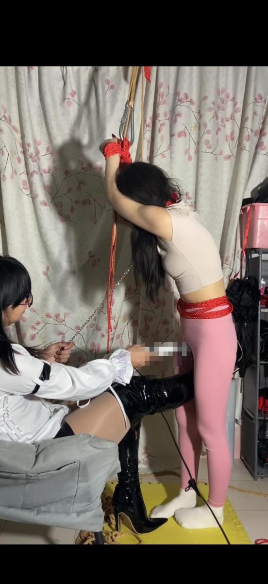 入室抢劫1 定制作品 伪娘入室抢劫1一共两部 全程没有剪辑 发现妹子好看还是个性感女孩于是就起色心 把女孩手捆绑住 然后用棒棒和[X_X] 玩妹子下面和胸 期间用刷子刷下面 就是时不时用手扣下面 在裤子外面扣 看见带有扣进去那种 然后用牙刷桶下面 也要看着有桶进去那种拍半小时左右 在威胁妹子zw 然后把妹子手吊起来地上叫她把腿分开 皮鞭抽打下面和胸部 不停的虐妹子 踢裆 然后用手抓裆 棒棒调教gc