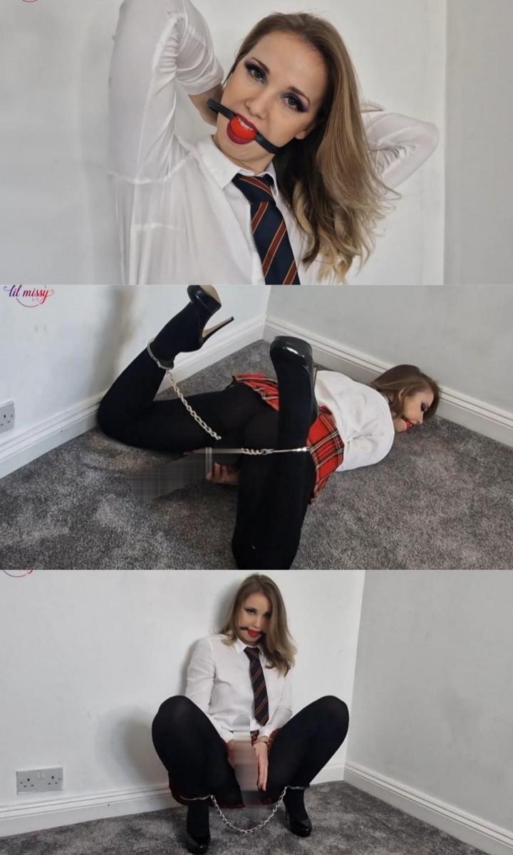 Lil Missy UK in Thick tights vibed in cuffs 我穿着黑色不透明紧身裤、格子呢裙子、白衬衫和领带。 我注意到你在周围看着我性感的大长腿，想逗逗你一下。 在透露我带来了一些玩具之前，我向他们炫耀了一下。<br><br> <br><br>我展示了一个鲜红色的球塞和一些手铐。 我先堵住自己的嘴，然后用脚铐铐住我的脚踝。 接下来我把手铐在前面。 现在看起来不错，我还有一件事。 我抓住我的 Hitachi 氛围并开始用它来取笑自己。 先靠在墙上，然后缓缓滑落。<br><br> <br><br>我玩得尽兴，跟你炫耀，真让你发狂。 我流着口水，爬到地板上。 躺在我的面前，我真的找到了那个甜蜜点，当我找到我的[X_X]时，我在地毯上呻吟。 在我翻身并再次玩弄我的腿之前，我经历了最后的快乐浪潮。<br><br> <br><br>我希望你喜欢这个节目。I'm dressed in black opaque tights, tartan skirt, white shirt and tie. I'd noticed you around looking at my sexy long legs and wanted to tease you a little bit. I show them off a little before revealing I've brought along some toys.<br><br> <br><br>I show a bright red ballgag and some shackles. First I gag myself and then shackle my ankles with leg irons. Next I cuff my hands in front. Now as good as this looks I have one more thing. I grab my Hitachi vibe and start to tease myself with it. First leaning against the wall then slowly sliding down.<br><br> <br><br>I thoroughly enjoy myself, showing off to you, really driving you wild. I drool through my gag and work my way to the floor. Laying on my front I really find that sweet spot and moan into the carpet as I find my climax. I ride the final waves of pleasure before rolling on my back and playing with my legs again. <br><br> <br><br>I hope you enjoyed the show.