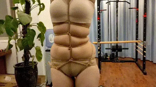 陈依依全身紧缚直立吊起来 陈依依最喜欢尝试各种极限捆绑，今天是捆绑双手直接吊起来，双脚悬空，全身重量都在被绑的手腕上，再把依依大长腿用麻绳紧紧绑结实，嘴巴用毛巾堵住，再用麻绳勒住嘴巴，再次悬空吊起起来，那种感觉只有她自己知道，大脑放空，紧缚的感觉，兴奋和刺激同时也伴随着疼痛。最后黑暗中放置两个小时。视频解压密码：chuxin  。<br>一绳所爱绳艺体验店面向全国爱好者开放，本店提供绳艺捆绑模特服务、体验女绳师捆绑服务、体验长时间囚禁服务、绳艺教学培训、绳艺交流会、场地出租、专业麻绳销售，原创视频套图销售、作品私人定制、模特原味丝袜出售等，另外本店招募同好合作伙伴。微信：351552501初心