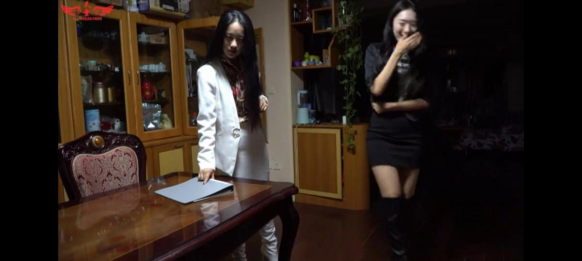 【天堂订拍】姐妹花的噩梦 双人精品点穴 剧情丰富 挠痒抚摸 讲述姐妹女特工去找机密文件结果都想抢先完成，为了抢功劳亚楠将珊珊点住穴道，然后抢走文件。玩弄她不停的挠痒抚摸她，还点她的笑穴和哑穴，结果被神秘人将他俩都定住，然后脱下靴子玩弄他们的脚并且让他俩躺在床上，吃下迷情药俩人控制不住搂在一起…镜头一转俩人进了屋内换上衣服被点住然后请安俩人坚持不住，腿抖个不停然后神秘人脱下他俩的衣服，做起了羞羞的事情之前发的网盘现在发到主站了。希望大家多多支持感谢大家。