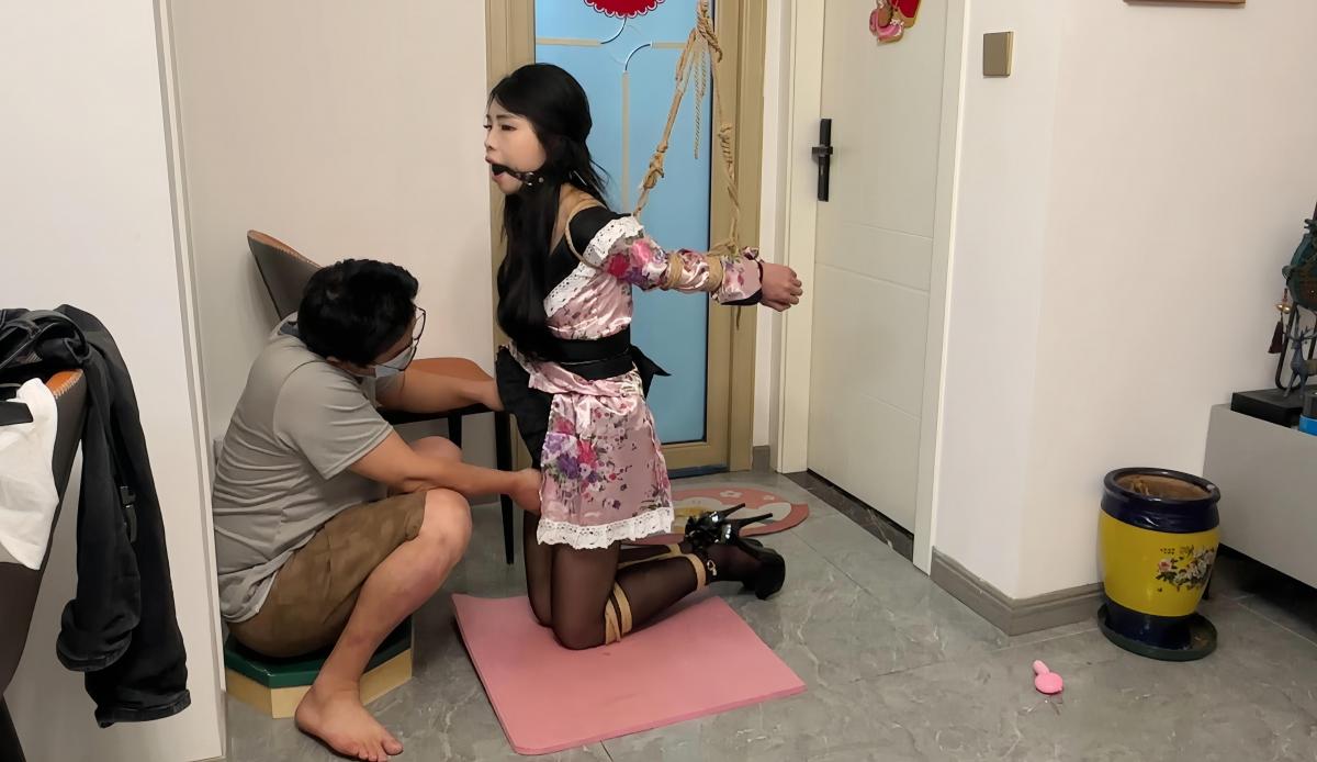【欢乐谷原创】日式和服+欧式紧缚后手吊+黑丝高跟并腿缚 日式和服 欧式紧缚后手吊 黑丝高跟并腿缚，这样的欧式后手紧缚再加[X_X]几个小时，丫丫的承受能力也是在不断的进步，就是高跟鞋的跟太高了15CM，多次没有站稳然后原地打圈，疼的呜呜直叫，确实姿势太诱人，大叔还是没有把持得住，于是乎，该内涵的都内涵了，<br>在此大叔有一事想要虚心求教，就是大叔在玩吊缚的时候总是绑不好，每次把m吊起来之后，m都疼得厉害，有没有哪位大佬推荐好一点的吊缚教程，能让m没有那么痛苦，，，，<br>老样子，<br>定拍咨询q331266083<br>同好交流，q331266083，盗窃者勿扰！