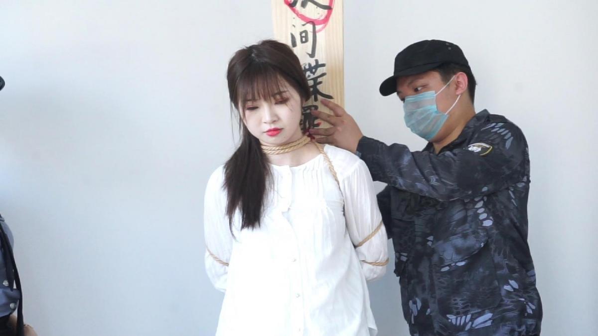 【结绳而治】顽抗到底的诗颖 犯有间谍重罪的刘诗颖在刑讯逼供下仍不交代自己的罪行。她被砸上了死镣收监，在狱中，面对好言相劝的女井，她仍旧不思悔改。最终她被捆绑，押赴刑场，即使已失禁，她仍旧咬牙坚持着拒绝透露任何信息。一声枪响后，诗颖的生命结束在了刑场之上。<br>统一解压密码：jsez<br>联系方式：QQ1410377141