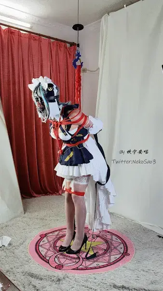 [坎喵]COS-绝望的自缚-柴郡日式后高手悬吊自缚翻车 哈喽，这里是坎喵，是个努力想要变可爱的男孩子~<br>继续自缚——又回到熟悉的柴郡啦，新瓶装旧酒，姿势依旧采用最熟悉的日式后手吊，但也正是这最熟悉的姿势让我翻车了……<br>自缚和起吊过程虽然略显耗费时间但也还算顺利，但是吊起来不久后我就意识到手腕这回吊得太高了……因为裙摆的关系不能捆胯绳，吊缚受力也全靠腰绳和胸绳，长时间的悬吊压迫也让我有点喘不过气来，再加上手腕吊太高了根本无法发力，最后脱力了也没能把手腕解开……还好恰好家里有朋友来做客，无奈最后只能喊人解开，不然后果就不堪设想了……<br>前28分钟为自缚和起吊过程，后面为两个机位分别的完整吊缚过程，这次就没有脱缚过程了……希望大家喜欢<br>网盘传源文件会挂，所以传了压缩包，如果可以尽量用林子的保管库下载吧<br>另外推特和林子同名，ID @NekoSao3，会不定时更新瑟图和小视频，欢迎关注~<br>随缘接定拍，有需求的客官可以林子站内信或推特私信联系~<br><span style='color:#b0b0b0;'>[隐藏文字，购买后可见]</span>