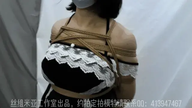 【丝组米亚】小女仆悦悦在家偷懒被主人抓到驷马调教 丝组米亚工作室019号作品<br>女仆悦悦在家中偷懒不干活，主人非常生气，绑起来调教，又是棒棒刺激xia体，又是打屁股，在主人的yin威下连连求饶，看她下次还敢不敢偷懒了<br>解压密码购买可见<br><span style='color:#b0b0b0;'>[隐藏文字，购买后可见]</span><br>另外长期招北京地区绳艺模特，定拍，联系方式QQ：413947467