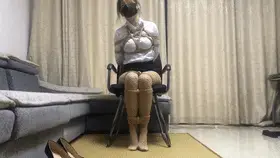 【佳怡工作室】【佳怡】性感职业装红底高跟鞋 欠债少女被bj 后手吊缚➕前手光脚踮脚吊缚➕日式反手椅子缚 ➕td折磨➕10cm棍棍➕女子急促的呼吸声➕向人求助时的害怕和渴望 【佳怡工作室】定拍视频QQ：1003187439 或者3451471253 【佳怡】<br>【出原味妹子】【佳怡】3451471253 【沐沐】3451471253<br>【琳媚】2512774782可以和妹子本人直接交流 沐沐、樱空 联系佳怡<br>【音频小说定制】也是找上面的妹子们<br>【其他业务】约绑攻略有售以及本工作室正式启动会员优惠折扣方案，请有兴趣的同好加客服妹子Q：3104988182<br>【赞助方案】69赞助最少赠送10部视频，98赞助最少赠送20部视频，198赞助最少赠送50部视频，价格相当优惠~ 我下班回家，不知道家里已经潜入了坏人，坐在沙发上玩手机，时不时抚摸自己的肉丝双腿，这时坏人出来制服了佳怡，把她日式捆绑放在了一旁的椅子上。我醒来之后发现眼前一幕害怕极了，我拼命挣扎呼救，我浑身都在用力差点倒在了地上。这时男人出现：“佳怡小姐，你老公欠我的钱，他现在跑路了，所以只有你来帮他还债。”“我没有钱。”男人被我惹怒了，他脱掉我的高跟鞋。我很抗拒也很害怕“不要...不要脱我的高跟鞋，不要...”，被脱掉了高跟鞋，我只能踮起并拢丝足脚尖接触地面，无助的挣扎，并且发出呻吟娇喘。接着，男人走出来，我可怜兮兮哀求的看着他，“我求你放了我吧，被捆着好难受”<br>男人：“既然这样，那我就给你换个姿势吧”<br>“不要，我求求你了”<br>过了一会，我被吊了起来，双腿之间加上了股绳，膝盖和前胸之间也多了一根连接的绳子，使我不得不稍微弯下身子，撅起屁股才能勉强站立，但因为吊的太高，丝足脚尖还是高高踮起过了一会，男人拿来一根10cm左右的棍子，命令我舔她，我先是抗拒，最终无奈妥协，一边痛苦的呻吟，一边舔着面前的棍子。<br>随后男人解开了吊着我的绳子，但并未解开我身上的绳子，留我在地上无助的挣扎娇喘。<br> 最后，男人解开了我身上与腿上的绳子，只反绑住我的双手，后高手吊了起来，在[X_X]里塞了[X_X]，我坐在地上，只能扭动着肉丝双腿，时不时的抬起脚掌漏出脚底。男人拿出佳怡的手机，命令我说出纸上的话<br>我挣扎着，痛苦的说着：“老公，我被人绑架了，他们把我的双手反绑在后面，我穿着肉色丝袜的双腿也被他们用绳子捆了起来，我只能坐在地上并拢肉丝双腿挣扎，我的双脚包裹在丝袜里，被绳子捆着一动也不能动...”