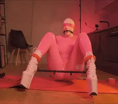 Performer bronnica show on 2023-04-14 2304 创作：Bronnica<br>Bronnica 4月14日部分直播录像<br>Bronnica身穿粉色乳胶衣，粉色❤棉袜，白色露眼嘴乳胶头套<br>Part1 Bronnica穿上白色高跟短靴，性感翘嘴在镜头前不断哈气等着观众们来钓，后戴上黑色口球，手铐脚铐都依次戴上，脚铐间戴上了黑色枷锁，最后戴上粉色眼罩，全程小怪兽的震动体验，<br>      各种驷马，瑜伽姿势，抖动不停<br>Part2 休息过后，Bronnica换上黑色束腰和黑色大环项圈，拿出白色棒棒不停地在两股之间震动着，戴上黑色乳胶手套，不停地吸允着自己的黑色手指，最后一步步将手套和粉色胶衣脱下，露出那嫩肤香肩<br>内容丰富，喜欢乳胶的朋友别错过了，以后会陆续更新相关内容，希望大家多多支持<br>白色乳胶死库水泳衣，黑色乳胶袜，黑色高筒靴，口球，板子打pipi更有小怪兽和棒棒的震动体验，喜欢乳胶的朋友别错过了<br>以后会陆续更新相关内容，希望大家多多支持<br>新视频有云盘链接<span style='color:#b0b0b0;'>[隐藏文字，购买后可见]</span>