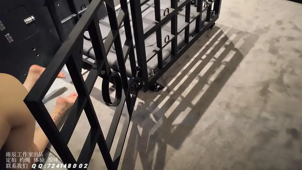 A054 小Q 圈养实录2 玩胸 虐乳  虐阴 强高 K9 SP 耳光 羞辱 放置 挣扎 惨叫 【雨辰工作室】作品，小Q 圈养实录2 内容过于精彩，不便截图，就截图个脚和背景墙吧。<br>玩胸 虐乳  虐阴 强高 K9 SP 耳光 羞辱 放置 挣扎 惨叫，一直渴望被主人圈养起来的小Q终于再次圆梦，尽情的享受着圈养调教带来的痛苦与快乐……，有料，想看抓紧。<br>--------------------------------------------------------------------------------------------------------------------<br>解压密码（小写字母）：ycgzs 第一次解压后，把文件后缀改为zip，同一密码二次解压后,文件后缀改为mp4即可，先下载到电脑或手机，再解压观看，切勿直接在线观看。容易被和谐。<br>------------------------------------------------------------------------------------------------------------------------<br>【雨辰工作室】对圈内所有同好开放，欢迎前来约绳、体验；并提供定拍、原味服务，QQ：724148002 ，说明来意，非诚勿扰。