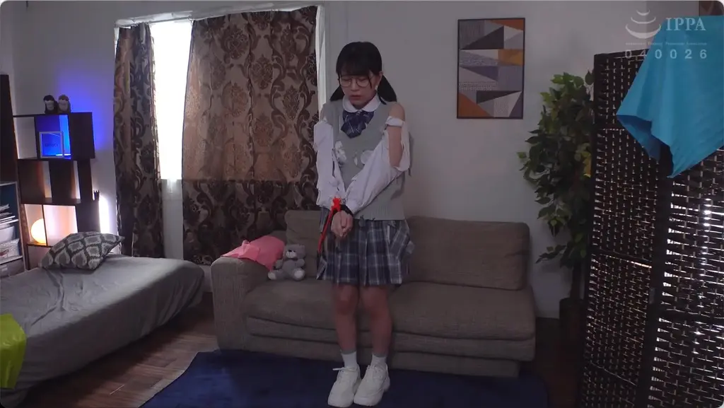 切り裂き魔にボロボロにされた制服少女 番号:<span style='color:#b0b0b0;'>[隐藏文字，购买后可见]</span><br>发行日期:2023-06-20<br>导演:小松セブンティーン  <br>制作商:Dogma  <br>发行商:ドグマ  <br>类别:拘束 单体作品 女大学生 美少女 凌辱 校服	<br>演员:柏木こなつ<br>剧情：受害者小松被撕衣狂魔绑架，胶带捆绑制服撕裂。