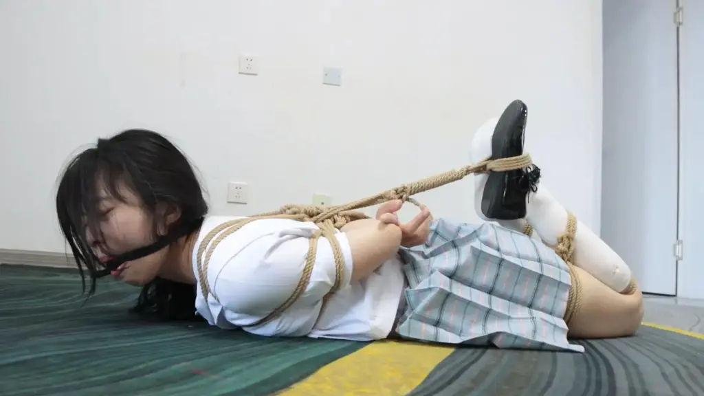 【得意客定制】受骗的绮娜 感谢老哥百忙之中拍摄出来的精品！质量很高！<br><br>这天，绮娜在网上看到这样一档综艺节目，主要内容是选手在被捆绑拘束的情况下完成各种挑战任务，挑战成功便有高额现金奖励。出于好奇，绮娜在网上顺藤摸瓜找到了自称是这档综艺节目的工作室——<br>绮娜完成了一系列捆绑挑战，并且在假工作人员的诱导下完成更多挑战，直到绮娜被绑到一点都动不了的时候，她才被告知这里根本不是综艺节目现场，也没有什么所谓的现金奖励。被骗的绮娜狠狠地挣扎，却无济于事…………<br>(敲门，开门后琪娜进入房间)<br>——琪娜：您好，请问这里是拍摄捆绑挑战的地方么？<br>——工作人员：没错，您是要来报名还是先参观一下？<br>(琪娜环顾四周)<br>——琪娜：嗯......怎么感觉这里和节目里看上去不太一样啊。<br>——工作人员：嗷，这里是另一个拍摄场地，为了方便不同区域的顾客前往。<br>——琪娜：原来是这样，请问要怎么报名呢。<br>——工作人员：来，请这边登记。 我们这里一共有1-5共5个捆绑难度，您想挑战哪个难度呢。<br>(琪娜思考片刻)<br>——琪娜：那就难度2好啦，稍微简单点，拿奖的概率大一些。<br>——工作人员：好，请跟我一起前往出发点。<br>(工作人员带着琪娜来到房间里，将琪娜双手日式绑在身后，双腿并拢，将小腿、大腿多绑几圈并在中间收紧，随后关上所有房间的门，在房间比较远的几个房间角落分别放3捆绳子，在起点处地上放一只鞋子)<br>——工作人员：完成，接下来，您需要先拿到放在其他地方的三捆绳子，每拿到一捆绳子就要将绳子捆绑在身上，拿到第一根绳子后，您将被绑住脚腕；拿到第二根绳子后，您将被绑住脚掌；拿到第三根绳子后，您将，请思考拿绳子的顺序。拿到全部三捆绳子后，回到出发点拿到鞋子即挑战成功。祝您好运！<br>(琪娜开始挑战)<br>——琪娜：每找到一捆绳子就要增加一些捆绑的话，那就趁着拘束不强先去把最远的绳子拿到吧。<br>(拿到第一捆绳子)<br>——琪娜：脚腕没有被绑起来，移动起来还是蛮轻松的。<br>(工作人员绑住琪娜的脚腕并在中间收紧，然后琪娜继续挑战)<br>(拿到第二捆绳子)<br>——琪娜：呼，双腿被绑在一起动起来有点吃力，不过也还好，离成功不远了！嘿嘿。<br>(工作人员将琪娜脚腕和后背连在一起绑成比较松的驷马，琪娜继续挑战)<br>——琪娜：这种绑法比前两种紧好多，我的手和脚都背在后面，根本没有办法碰到地板，这要怎么完成啊。  不行，就快了，不能在这里放弃。<br>(琪娜一点一点地挪动，最后拿到了鞋子，完成挑战，琪娜趴在地上舒了一口气)<br>——琪娜：耶！挑战成功！<br>(工作人员走到琪娜身边，不怀好意地鼓掌庆祝琪娜完成挑战，先不解开琪娜)<br>工作人员：琪娜小姐，鉴于你的出色表现，我们这边可以给您提供一次高难度的挑战机会，如果可以完成，本次的现金奖励可以翻10倍。要不要考虑一下呀。<br>(琪娜有点心动，但又带着些许恐惧)<br>——琪娜：那个...高难度具体是什么内容啊？<br>——工作人员：这个暂时不能透露，大奖往往都是神秘的。不用担心，即使挑战失败也是可以拿到现在的奖励的。您是否愿意做一次尝试，接受挑战呢。<br>——琪娜：哎，那不错哎，有机会总归要试一试，我接受挑战！<br>——工作人员：好！请稍等片刻。<br>(工作人员只解开连在琪娜脚腕和后背的绳子，然后将琪娜绑着的双腿再大小腿折叠绑在一起，随后在客厅沙发上的角落处放一捆绳子)<br>——工作人员：完成，接下来，您需要从现在的位置即卧室出发，爬到沙发上拿到一捆绳子，从而获取最终挑战。<br>——琪娜：喂，大小腿折叠绑在一起要怎么爬上沙发啊？ 哎呀不管了，先爬到沙发前再说吧。<br>(琪娜努力移动到沙发旁，尽最大努力爬上沙发，实在爬不上去的话就直接进入最终挑战)<br>(等琪娜拿到绳子或爬不上沙发放弃之后，工作人员用绳子将琪娜的脚掌和后背连在一起并拉紧绑成驷马，然后给琪娜戴上口球。)<br>——工作人员：嘿嘿，小笨蛋，这里根本不是那什么综艺节目，也没有什么现金奖励，你呢就在这里挣扎吧，如果能跑得掉的话，挑战就成功咯，跑不掉的话就一直待在这里吧。<br>(琪娜听到这番话后瞬间慌了，四肢拼了命挣扎，嘴上呜呜呜地大喊大叫，尽最大可能向大门处爬过去，能爬多远是多远。)<br><br>(不知过了多久，琪娜放弃了，在后悔中睡着了……)<br><br><br>