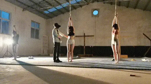 废旧仓库的秘密 废旧的仓库内三个女孩被吊了一天一夜都已经昏睡过去，夜幕降临被人用鞭子抽醒，一顿毒打后，三个女孩被跪绑在柱子上欺负，最后绑上车，命令一女驱车带回家折磨。视频解压密码：1234 。<br>山鬼绳艺体验店面向全国爱好者开放，本店提供绳艺捆绑模特服务，体验女绳师捆绑服务，体验长时间囚禁服务，绳艺教学培训，绳艺交流会，场地出租，专业麻绳销售，原创视频套图销售，作品私人订制，模特原味丝袜出售等，另外本店招募同好合作伙伴。<br>微信15670557280（欢欢）QQ：1817187083（焦糖）