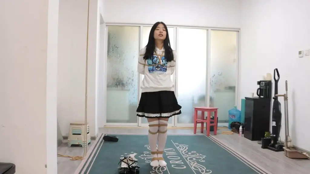 喜欢被捆绑的妹妹 绮娜喜欢捆绑，每次想玩绳子的时候总会缠着哥哥，绮娜的哥哥也知道她的爱好，一般情况下都会答应绮娜。这天，父母去出差，百无聊赖的绮娜发现机会到了，又去向哥哥撒娇想让哥哥陪她玩。<br><br>(绮娜捧着几捆绳子，敲开了哥哥房间的门，满脸期待地对着哥哥)<br>——绮娜：哥哥，今天也可以把妹妹捆绑起来嘛？<br>——哥哥：爸妈一出门就要开始了？<br>——绮娜：没错！<br>——哥哥：嗯.....那好吧，妹妹今天想怎么玩呀？<br>——绮娜：哥哥，先把妹妹的双手用日式绑在背后吧，双手稍微吊高一点。<br>(哥哥把绮娜上半身绑成日式小高手，随后绮娜挣扎几下)<br>——绮娜：双手被捆起来了，哥哥，把妹妹的脚脚也绑起来吧，脚腕、小腿、大腿都多绑几圈，最后在中间收紧~<br>(哥哥拿出绳子，按照绮娜的要求把绮娜的双腿绑起来，随后绮娜挣扎几下)<br>——绮娜：耶！脚脚也被捆绑起来啦！ 妹妹去大门处拿一下鞋子，哥哥等等哦。<br>(绮娜一蹦一跳地移动到大门处，坐在地上捡起那双黑色小皮鞋，尝试站起来再跳回房间，站不起来的话就在地上挪动到房间里。回到房间后，绮娜将小皮鞋放在哥哥身前)<br>——绮娜：妹妹可以在双手被捆绑在背后，双脚被并拢捆绑在一起的情况下把门口的鞋子拿过来，是不是很厉害呀！<br>——哥哥：厉害，妹妹真棒！<br>——绮娜：还有更厉害的呢！哥哥先帮妹妹把小皮鞋穿上，然后把妹妹扶起来。<br>(哥哥帮绮娜穿上小皮鞋，然后把绮娜扶起来)<br>——绮娜：嘿嘿，妹妹要尝试在客厅走一圈并且一次都不跳起来。双脚被绑在一起还不能跳着走，感觉好好玩！<br>——哥哥：哦吼，妹妹加油哦，完成了可以给妹妹一点奖励~<br>(绮娜一点一点走出房间，在客厅里沿着墙壁走一整圈后回到房间)<br>——绮娜：成功完成！<br>——哥哥：厉害的嘛，妹妹想要什么奖励呀。<br>——绮娜：唔...从背后引出绳子把妹妹吊起来，吊高一点，让妹妹只有脚尖可以碰到地板，然后把妹妹的脚掌也绑在一起！<br>——哥哥：对妹妹来说这也算奖励吧。<br>(哥哥按照绮娜说的内容给绮娜增加捆绑)<br>——绮娜：哥哥拿一只妹妹自己穿来的鞋子，让妹妹叼着放置5分钟，5分钟之后哥哥来挠妹妹的痒痒，挠3分钟，期间妹妹不能让嘴里的鞋子掉下来，否则就要被惩罚。<br>嘿嘿。<br>——哥哥：妹妹真会玩，那咱们开始吧。<br>(说罢，哥哥便让绮娜叼着绮娜自己的鞋子开始放置，然后挠痒。 哥哥故意将挠痒的计时器晚开始两分钟，挠痒的过程中绮娜感觉时长不对劲便松开嘴巴，让鞋子掉在地上)<br>——绮娜：哥哥，3分钟肯定到了吧！<br>——哥哥：那可没有哦。<br>——妹妹：怎么会！<br>——哥哥：你看，才两分多钟(拿出计时器)，妹妹输了，要接受惩罚咯，想被怎样惩罚？<br>(绮娜不爽中又带着期待)<br>——绮娜：唔..好叭，这次妹妹想要被体罚！哥哥先把妹妹放下来。<br>(哥哥解开了吊在空中的绳子)<br>——绮娜：妹妹没有做到自己定的目标，提前让鞋子掉下来了，因此要接受惩罚。 哥哥，罚妹妹在客厅跳4个来回吧，嘿嘿嘿。<br>——哥哥：这么多，好呀，那妹妹开始吧！<br>(绮娜在客厅最远的两点之间跳4个来回)<br>——绮娜：好累！不过被哥哥惩罚好开心呀。<br>——哥哥：这么累都开心啊。。<br>(绮娜跳到沙发旁随后坐下)<br>——绮娜：让妹妹休息一下，妹妹等下还要玩！<br>——哥哥：好~  待会儿还想玩什么？<br>——绮娜：嘿嘿，妹妹想被这样绑着试着打扫卫生。待会儿哥哥在客厅里到处扔垃圾，然后放一个垃圾桶，妹妹要把垃圾全部弄进桶里。<br>(哥哥在客厅的各处扔一些废纸、水瓶等垃圾，在墙角放一套扫把簸箕和垃圾桶)<br>——哥哥：准备好了哦，妹妹加油吧~<br>(绮娜看了看地上的垃圾，感觉不是很多)<br>——绮娜：感觉不是很难哎，哥哥计时，妹妹5分钟内就能解决！ 完成的话要奖励，否则要惩罚！<br>(哥哥往沙发上一坐，开始计时)<br>(绮娜开始打扫房间，等绮娜快完成的时候，哥哥使坏继续在地板上扔新的垃圾)<br>——绮娜：哎！哥哥耍赖，不能这样的啊！<br>——哥哥：没规定说我不能再扔哦。<br>(绮娜急得直跺脚)<br>(5分钟过去了，绮娜表现出生气的样子，但实际上很开心)<br>——绮娜：哥哥坏！妹妹又要被惩罚了。<br>(绮娜露出笑容)<br>——绮娜：嘿嘿，妹妹没有按时完成打扫的任务，请哥哥把妹妹的手脚连起来绑成驷马，接着蒙住妹妹的眼睛，然后把妹妹自己穿来的鞋子绑在妹妹的鼻子上，就这样放置15分钟吧。<br>——哥哥：真有你的，那我开始了哦<br>(哥哥按照绮娜说的做)<br>(绮娜尽量原地多挣扎挣扎)<br>(15分钟后，哥哥解开绮娜，结束了本次游玩。)