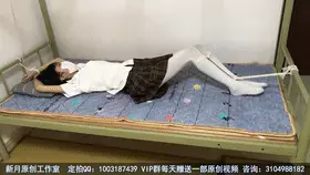 【新月原创】【红豆】定拍剧情片 南柯一梦完整版 相当完美的无助挣扎 白丝JK简直太纯欲了！！！ 【新月工作室】定拍交流QQ：1003187439 备用2936094312 <br>【出原味妹子】3104988182 小洛（红豆）2389316626 玉箫 3451471253 佳怡 2952715351 晴儿 <br>约绑攻略有售直接滴QQ：3104988182！！！本工作室正式启动会员优惠折扣方案，请有兴趣的同好加客服Q：3104988182详询<br>同好定拍，感谢授权我发布。微剧情如下：<br>1、刚回家的红豆妹妹很累了，打了个哈欠就睡下了。<br>2、新过来的红豆发现自己被捆成人棍一样躺在床上，手脚都连在床头尾，完全动不了。除了挣扎，她什么都做不了。红豆：奇怪了，为什么会被绑起来，我在做梦么？？我不是睡着的么？<br>3、挣扎过后，镜头一换，红豆已经被绑得很紧的直臂驷马蒙眼封嘴整个人完全捆紧在了床上。她相当无助的挣扎却无法逃脱。<br>4、红豆完全不知道什么回事，为什么梦境会如此真实？？等红豆在梦中晕过去之后，她突然醒了过来，脑袋有点晕，果然刚才是做梦，为什么会做这么奇怪的梦？<br>5、红豆郁闷之余却发现身上有很深的绳痕，宿舍门也是打开的！红豆：我靠，有人进来了， 刚才我是真的被绑起来了！可恶，是谁！！红豆马上追了出去……<br>PS：之前发了花絮~喜欢的请多多支持
