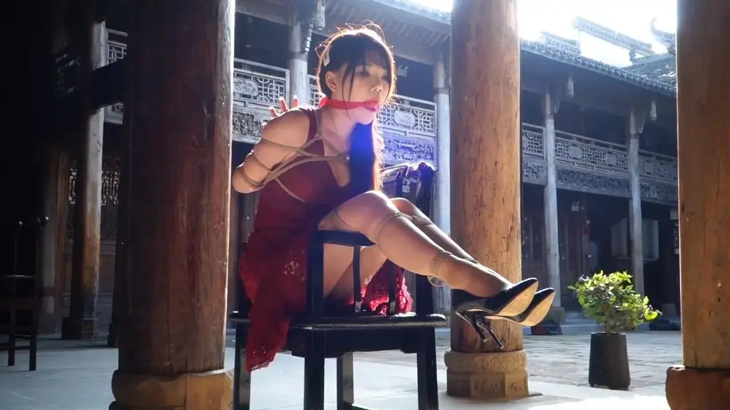嫣儿 极限收臂花式五指缚 嫣儿户外拍摄系列，嫣儿一袭红裙肉丝高跟鞋，被绑上日式胸缚凸显身材，背后则是后高手极限收臂，将两臂反折成W型，然后固定住手掌，将十根手指分别捆绑固定住，从大小臂，手腕手掌手指全都一动不动，最后将两条肉丝美腿合并捆起来，戴上红色口球堵嘴，绑法有创意造型新颖。