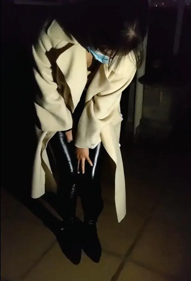 【By：弑天屠OwO】野外露出：入内[X_X]，性感连体紧身衣~♥ 假[X_X]振动器[X_X]！！捆绑夜晚外出，震得萍萍整个人跪在地上！！失禁了，好羞耻啊。。。<br>【By：弑天屠OwO】野外露出：入内[X_X]，性感连体紧身衣~♥<br>【弑天屠工作室诚招模特，详情咨询qq：3123700854】<br>《盗版大哥们请不要去水印，谢谢~》<br>《文件解压密码：弑天屠 修改后缀成压缩包，解压两次。》 工作室业务范围：本工作室接受定拍，体验，原味丝袜衣物（包邮哦）出售。<br>详情情咨询qq：3123700854