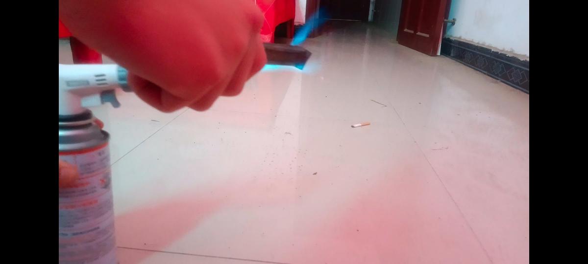 123烙铁烙脚心 123工作室原创<br>用烧热的烙铁烙女孩脚心，女孩不断挣扎求饶，但是还是被狠心烙了下去，最后脚心一块被烙青了，女孩也不停哭。