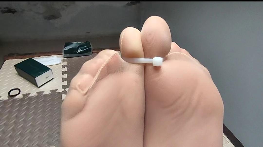 【娜绳工作室】【青柠】QNJD-62 ←在家里睡觉的青柠妹子突然被闯入的陌生人绑架，原来是因为家里的门忘记锁了，坏人趁虚而入进来了青柠的家里。坏人一把脱掉了青柠的白色上衣，脱掉以后仔细一看，青柠妹子没穿胸罩和内裤，全身上下只穿了条肉色丝袜。于是乎，坏人用白色胶带对青柠的眼睛、嘴巴进行缠绕裹紧，做了这个是为了不让青柠看见坏人的长相和不让青柠呼救<br>紧接着，做好这一切，坏人怕青柠偷偷跑了<br>于是给青柠屁股塞了小[X_X]，内入了[X_X]在下面，让青柠无助的跑。坏人把青柠妹子的上胸也用胶带缠绕封胸，对胳膊肘、手腕处进行欧式直臂缚。对脚腕处进行胶带缠绕，防止青柠逃跑，对青柠进行了欧式驷马直臂缚，做了这些以后，又利用青柠家装修完剩下的扎带，对其进行了二次加固。把胳膊跟胸连在了一起，脚腕进行了扎带加固，就连可怜的小脚趾都没有放过被扎带绑紧，完成这一切的坏人对青柠进行了不可言喻的折磨<br>有了[X_X]和内入[X_X]还有调教棍的加持，坏人是舒服了，想必，青柠是怎么样的呢？<br>→→→购买视频的且需要无水印的看官请私聊我，我会在第一时间答复并给您发送此视频的超清臻享无水印版←←←<br>↓   ↓   ↓   ↓   ↓   ↓   ↓   ↓   ↓   ↓   <br>✅主页：https://www.linzijun.app/@nashenggzs<br>✅QQ：642462518<br>✅微信：Nashengliaokao<br>✅推：@NashengQN<br>↓   ↓   ↓   ↓   ↓   ↓   ↓   ↓   ↓   ↓   <br>➡需要定拍的可发私信跟我沟通你的大概想法，确定需要定拍留下QQ我加你详聊商谈，有兴趣洽谈合作女绳模的私信留下QQ，看到会加你联系<br>有兴趣的朋友也可以提供服装以便于视频拍摄<br><span style='color:#b0b0b0;'>[隐藏文字，购买后可见]</span>