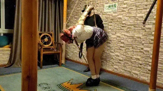 《看你能坚持多久》陈依依 陈依依被欧式直臂，双腿交叉吊在屋顶上，一个很难受的姿势放置。看看她能坚持多久。视频解压密码：chuxin。<br>一绳所爱绳艺体验店面向全国爱好者开放，本店提供绳艺捆绑模特服务、体验女绳师捆绑服务、体验长时间囚禁服务、绳艺教学培训、绳艺交流会、场地出租、专业麻绳销售，原创视频套图销售、作品私人定制、模特原味丝袜出售等，另外本店招募同好合作伙伴。微信：351552501初心