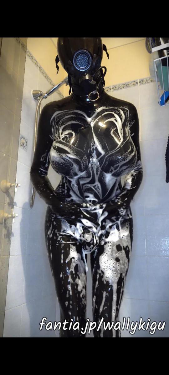 【Wallykigu】Drone Futanari Shower 作者：WallyKigu  In my new latex suit. While cleaning in the shower I feel too excited and start to play and stroke a lot. Finally I cum while being completely covered in latex under the shower. Feeling my body covered in rubber is too dangerous and arousing