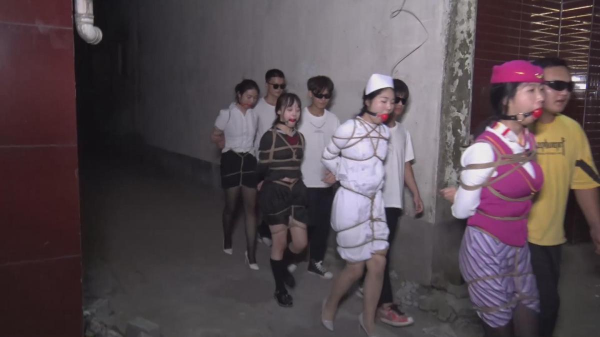 定拍转公映 新片 五集连续剧《营救失败风波》 第四集  她们几个在一个房间休息，没有想到又被迷晕捆绑抓获   她们几个挣脱捆绑逃出地牢，她们找到一个房间休息，没有用想到被老大他们追上，可怜她们再次落入魔手，被集体捆绑固定在床上，最后她们又被押入地牢中，等待她们什么命运，请欣赏视频，下集更精彩QQ342642509 定拍可以联系我们