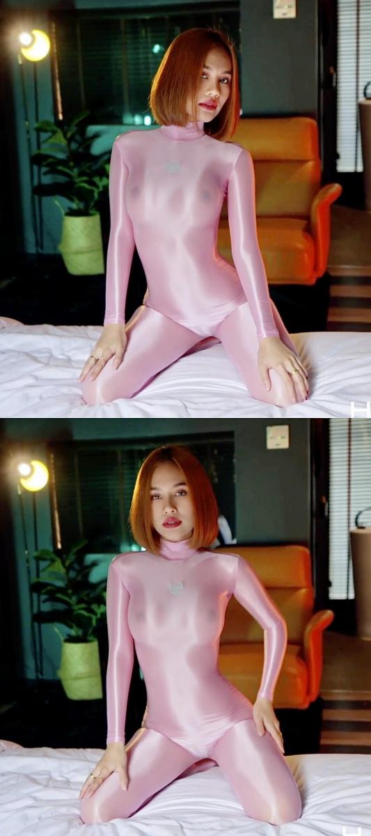 2023-06-17 Muay in sheer and shiny nylon Catsuit 攒了一年的Hiro Gato系列，这几天集中更一下，让大家久等了。<br>期间会刷屏，给大家造成的不便请谅解。<br><br>这个宝藏写真系列，懂的都懂，专拍 zentai   体操服   丝袜 的。<br>衣服材质是相当的棒。<br>拍摄的手法也很干净很清爽。<br>出镜的女孩们都超级赞。<br><br>强推Rei和Muay这两位模特。<br>Rei很甜很灵动，Rei的体操服 丝袜是一绝。<br>Muay很御身材好，Muay的zentai是一绝。<br><br>女孩们身穿各种丝滑的紧身衣物，或是摆出pose，或是随意扭动，或是抚摸自己。<br>每一部看完了都会让人觉得很舒服，越看越有味道。<br>清爽，赏心悦目的同时，又可以当成L管神片来用。<br>整个系列很具有收藏意义，欢迎大家挑喜欢的冲起。<br><br><br><br>说明：<br>这个系列的视频真的很难搞，今年比去年更难搞。大家且看且珍惜。<br>网站视频是加密嵌入的，要专门的下载器。<br>之前的下载器全都不好用了，找了好久才找到能用的下载器。<br>下载下来的视频又没有背景音乐，我又在保证画质无损的情况下，挨个视频剪辑加了背景音乐。<br>5分钟以下金币福利。<br>5-6分钟的全部1钻。<br>6分钟以上不超过2钻。<br>比去年是贵了点，但是这个系列真的基本不赚钱，纯白忙活，赚瓶可乐喝喝。<br>还请大家多多理解，多多支持，感激不尽。