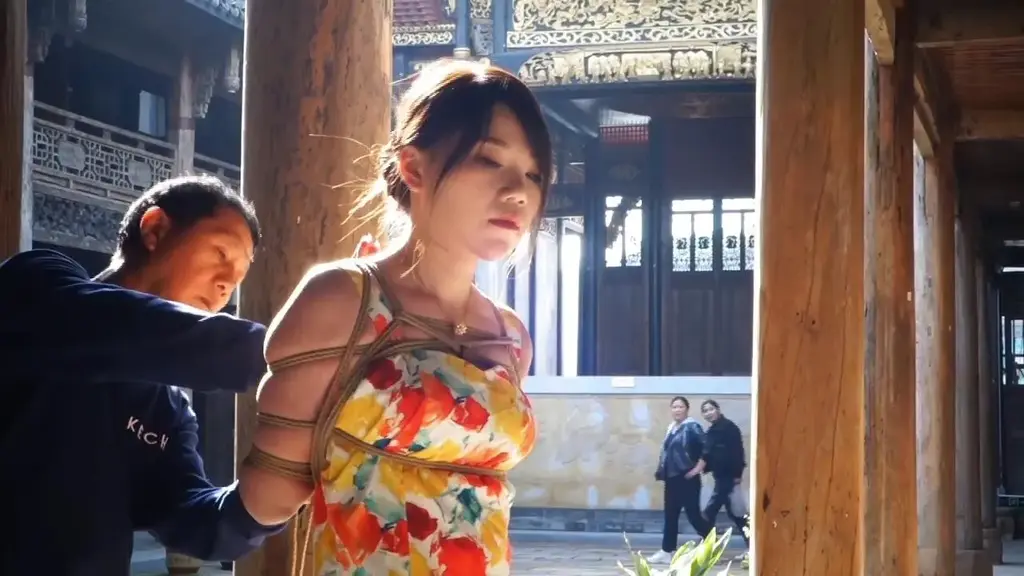 嫣儿性感大片 金色超高跟鞋 后手观音勒嘴驷马缚 一部引得路人连连围观的户外性感大片，嫣儿身着金色高跟鞋黑丝碎花裙，上身后手观音 日式胸缚，捆绑过程全程被游客驻足围观。之后在景点的桌子上被捆成勒嘴驷马，嫣儿的头被高高抬起无法低头，后手观音反绑的两臂被禁缚到变色，嫣儿只能一边忍受驷马勒嘴一边羞耻的忍受被好奇的路人围观。<br>头像右侧点击视频进入主页，关注更多嫣儿最新绳艺TJ作品。