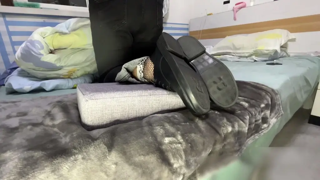 小迪打脚心滴蜡  小迪打脚心滴蜡<br>原创作者：打酱油的小迪原创<br>美女小迪穿着小皮鞋来体验虐足，被各种打脚心滴蜡玩弄嫩足，很好看的一部片子