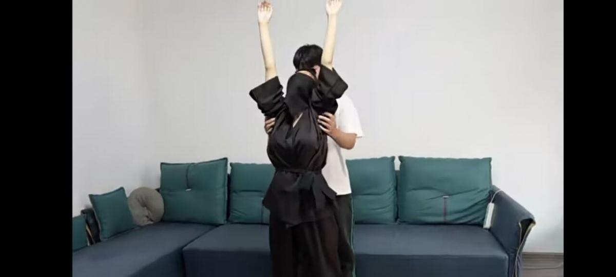 [得意客订拍]蒙面点穴 柳洋出演 点穴剧情丰富 演技卖力 挠脚心 控制  得意客模特柳洋蒙面潜入男主家中，开始盗窃，可惜没有发现贵重物品，此时男主偷偷藏到旁边，点住她的的四个大穴穴道，女主连小拇指都无法动。男主解开她的哑穴，女主说你放了我咱俩单挑，男子说你不服气那就来，结果女主又被点住，随后女主保持张开嘴的姿势，女主双眼打转，男主点住他的笑穴，蒙面女哈哈大笑，又点她的脚心女主笑的更厉害了，看我怎么收拾你。女主被放置在床上打坐一动不能动，男主给她洗脚，然后给她穿上袜子，又点她的笑穴女主笑的很厉害，过了一会，男子解开女主的哑穴，女主立即大笑【自由发挥，笑穴给正面镜头】男子开始动手动脚，女主丝毫无法反抗，女主被放置在床上，然后冲开穴道，将没有防备的男主点住，然后变折磨他，好报仇雪恨，结果男主也会解穴，将她点住，并且全身穴道都点住，女主便真的无法动弹，男子就这样欣赏着她