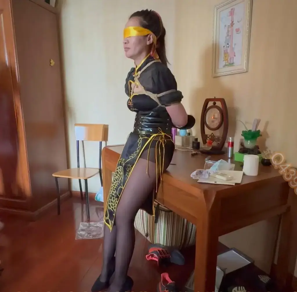 【北京绳艺馆】绳模佳佳cosplay宁红夜黑丝高跟被绑在桌子上，一番深入交流之后大呼过瘾；佳佳肉色全身袜裸色高跟驷马和抱头捆绑四部合集 【北京绳艺馆】绳模佳佳cosplay宁红夜黑丝高跟被绑在桌子上，一番深入交流之后大呼过瘾；佳佳肉色全身袜裸色高跟驷马和抱头捆绑<span style='color:#b0b0b0;'>[隐藏文字，购买后可见]</span>